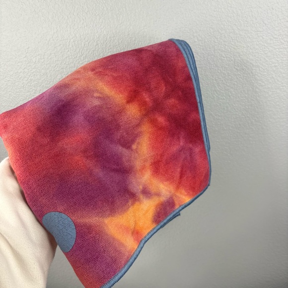 Manduka Yogitoes Hot Yoga Mat Towel - Tie Dye - Picture 1 of 7